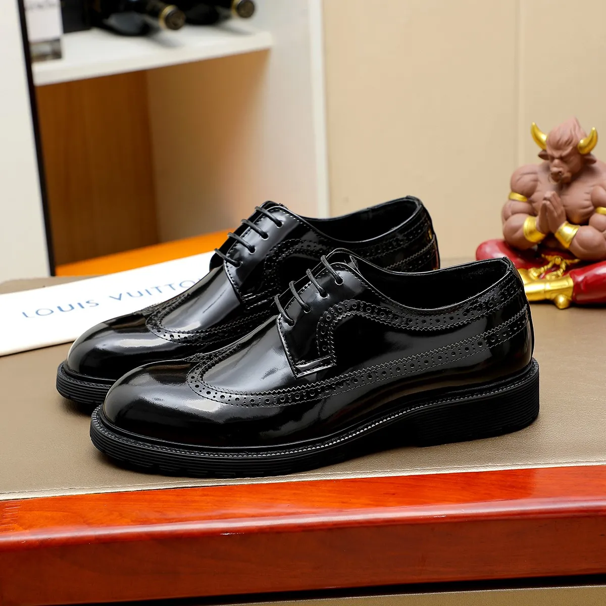 Men's shoes 💰620 💰 Louis Vuitton LV ® Autumn and Winter 🆕 models 🔛Full shoe counter First layer cowhide, 🐂leather lined casual shoes for men, super soft outsole, essential for driving. Counter synchronized original first layer cowhide completely 1:1 mold customization 🌹Top version, 2 colors available! Number: 38-45 (37.46. Customized)